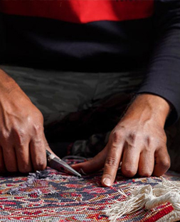 رفو گری قالی در قالیشویی سجاد مشهد 