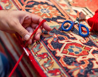 خدمات تخصصی و حرفه ای رفوی فرش در قالیشویی سجاد مشهد 